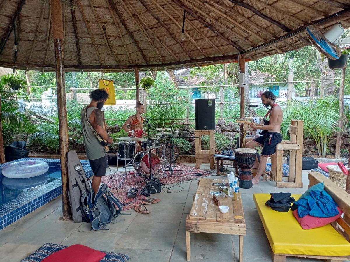 Red Monkeys Hostel Arambol Bagian luar foto